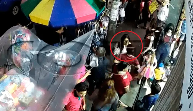 Dos mujeres protagonizan vergonzosa pelea en calles de Trujillo [VIDEO]