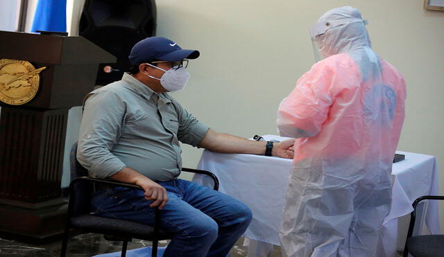 La inmunización ante el SARS-CoV-2 continúa como uno de los principales enigmas en esta pandemia. Foto: EFE/referencial