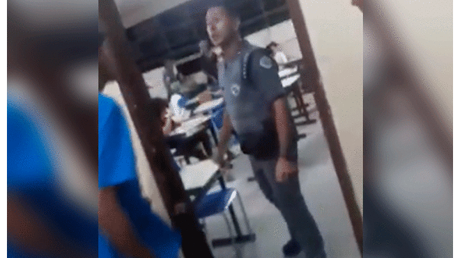 Policías agreden y amenazan a estudiantes en el interior de una escuela