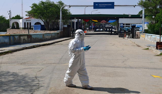 Un trabajador boliviano en la frontera con Argentina. En Bolivia hasta ahora no se han pronunciado tras este anuncio de los CDC sobre el virus surgido en Chapare. Foto: AFP
