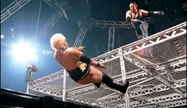 The Undertaker lanzó desde lo más de la Celda Infernal a Rikishi en Armagedon 2000. | Foto: WWE