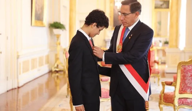 Martín Vizcarra junto a su último hijo Martino, antes de dar su mensaje a la nación de 2019. Foto: Presidencia.