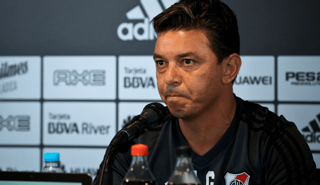 El técnico de River Plate lloró al recordar a sus padre en el colegio donde estudió. | Foto: EFE