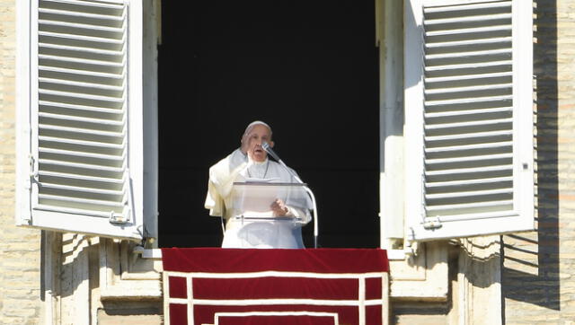 El papa critica que quienes hacen la guerra "no saben dominar sus pasiones". Foto: AFP.