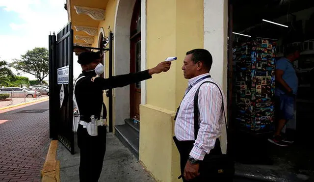 Autoridades realizan pruebas de temperatura como medida de prevención ante el coronavirus en Ciudad de Panamá. Foto: EFE