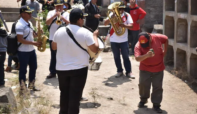 VMT: cementerio se convierte en reunión y tradición familiar [FOTOS]