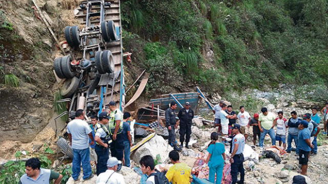 Nueve muertos deja la volcadura de camión y combi en vías del norte
