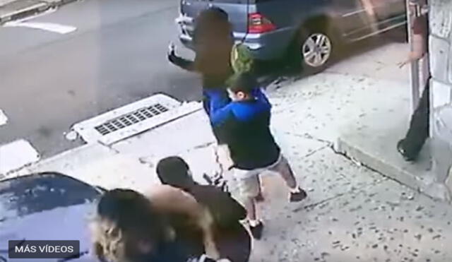 YouTube: Mujer se arroja contra un vehículo fuera de control para salvar la vida de un niño 
