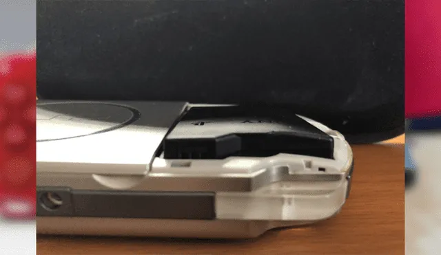 Desliza para ver cómo lucen las baterías hinchadas de la PSP. Foto: Twitter.