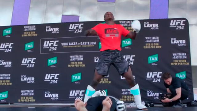 Peleador de UFC sorprende en los entrenamientos abiertos con movidas de WWE [VIDEO]