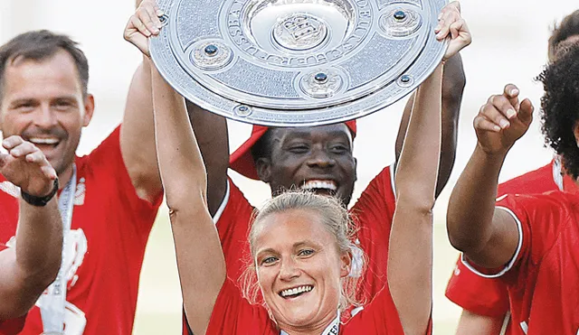 Feliz. La jefa del cuadro alemán celebró junto al equipo haber sumado un nuevo título en su país. Foto: AFP.