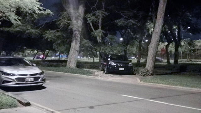 #YoDenuncio: vehículo estaciona dentro de parque de San Borja