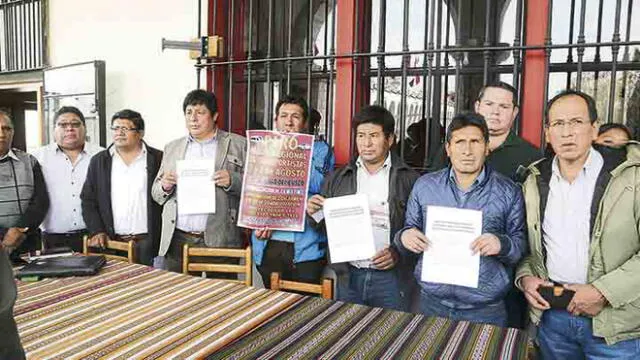 Dueños de minivanes amenazan sabotear el turismo en Cusco