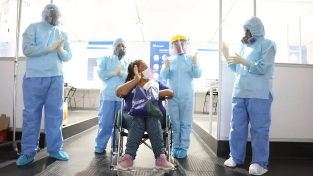 Después de varios días hospitalizada por COVID-19 en centro médico de Moquegua, paciente regresa a su hogar. (Foto: EsSalud)