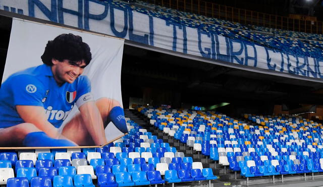 Con la camiseta de Napoli, Diego Maradona ganó dos títulos de Serie y una Copa UEFA. Foto: Twitter Napoli