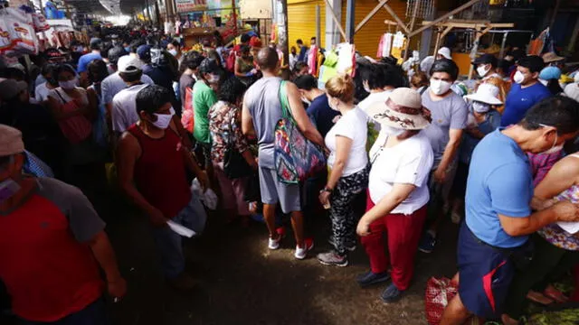 Estos comerciantes invadían la vía pública, generando caos y un foco infeccioso. Foto: Flavio Matos.