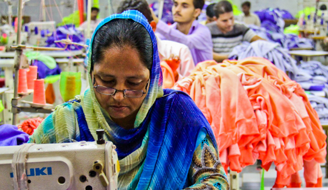 Mujeres y niñas reciben 11 céntimos por hora por coser ropa para multinacionales