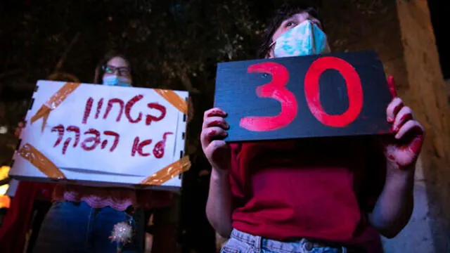 Israelíes participan en una manifestación en apoyo a la víctima de 16 años que sufrió un abuso colectivo en Eilat, en Jerusalén, el 20 de agosto de 2020. Foto: Olivier Fitoussi / Flash90.