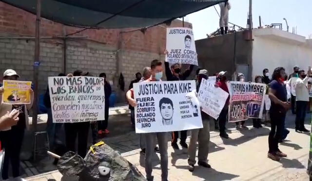 Manifestantes esperaron al presidente Martín Vizcarra frente al Hospital COVID-19 de Tacna. Foto: La República.