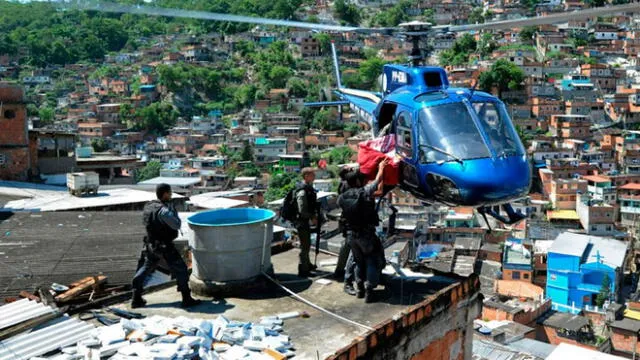 Momento en que la policía Militar realiza acciones tácticas en una casa dentro de la favela. Foto: bomdia.lu