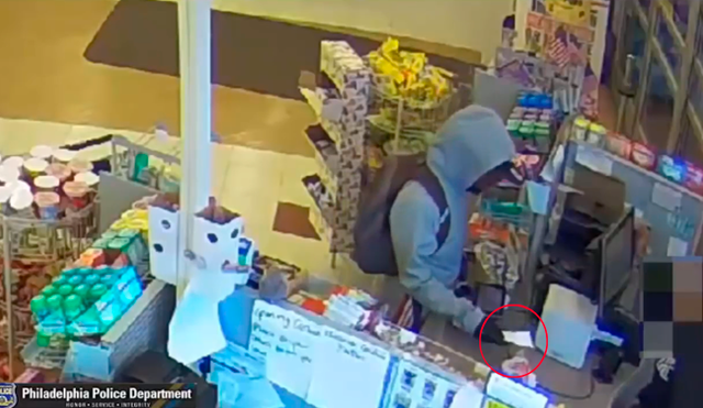 El hombre se acercó a la cajera para darle una hoja con un mensaje, luego abandonó la farmacia con el dinero y se fue caminando con normalidad. (Foto: Captura)