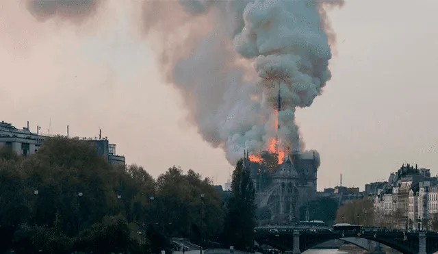 Incendio en la catedral de Notre Dame: franceses oran y cantan himno frente al siniestro [VIDEOS]