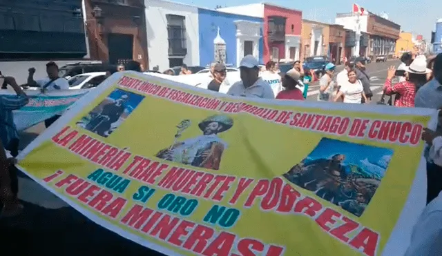 Pobladores de la provincia de Santiago de Chuco en La Libertad protestan frente al frontis de la municipalidad.