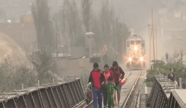 Padres con niños arriesgan sus vidas tratando de ganarle el paso al tren [VIDEO]