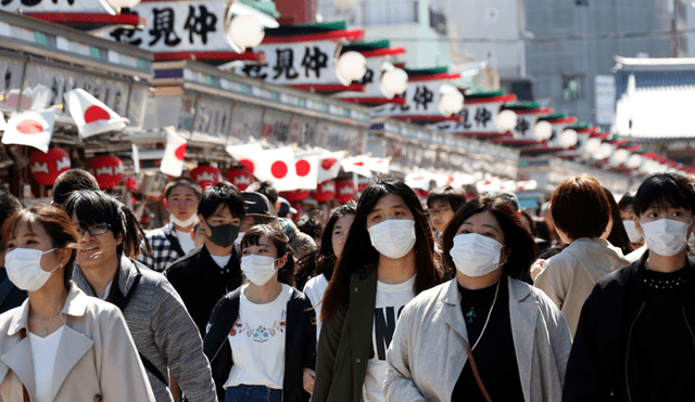 Visitantes caminan por la calle Nakamise Alley en Tokio, Japón. 20 de marzo de 2020. | Foto: AP