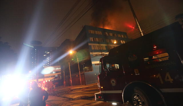 Voraz incendio afecta edificio contiguo a la empresa Química Suiza 