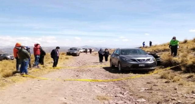 Víctimas fueron halladas sin vida dentro de vehículo, abandonado en alejado paraje de Paruro. Foto: Cortesía.