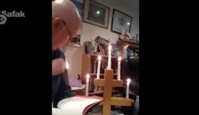 Video es viral en YouTube. El religioso invitaba a la reflexión a sus fieles cuando se percató de que había fuego en la parte trasera de su hombro.