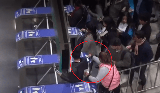 El Metro de Lima exhortó a los pasajeros a no comprar pasajes de estos revendedores. (Foto: Captura video)