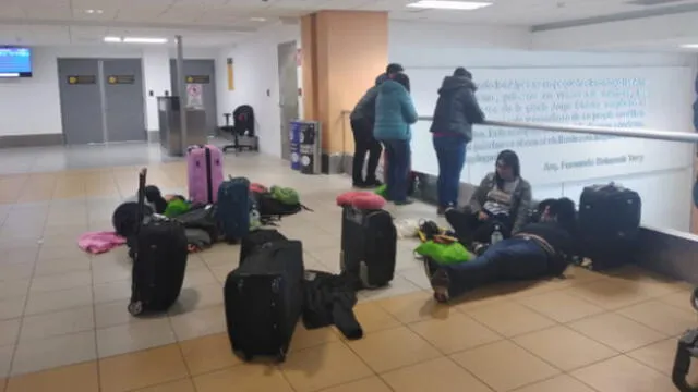 Pasajeras chilenas a la espera de conocer la reprogramación de sus vuelos. (Foto: Melina Ccoillo / La República)