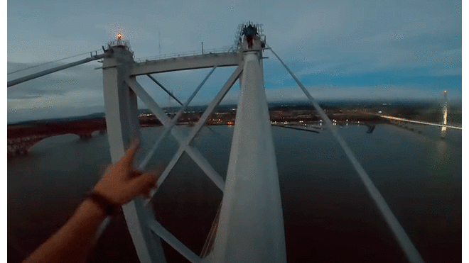 Desliza las imágenes para ver el arriesgado ascenso al puente de más de 150 metros de alto. Foto: captura YouTube.