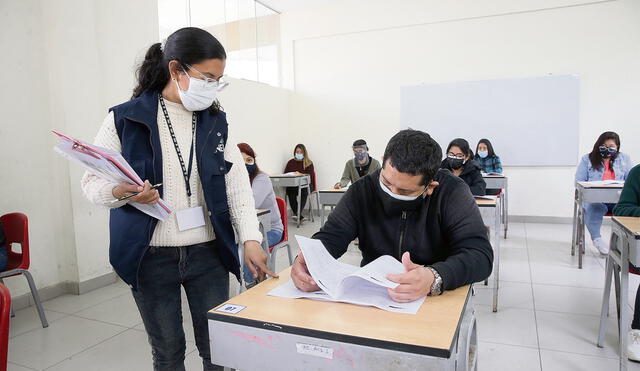 Proceso. Más de 250 mil docentes rindieron la prueba escrita el sábado último. El examen no ha sido anulado y el Gobierno dice que la Fiscalía ya investiga. Foto: difusión