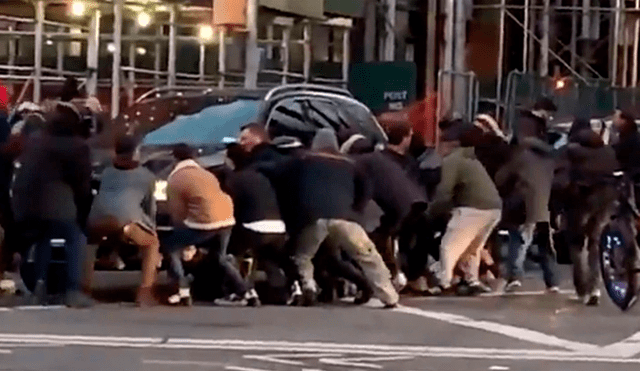 Hombres se unen para levantar un auto y salvar la vida de una mujer atropellada [VIDEO]