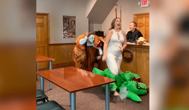 La novia se quitó el disfraz y se llevó una gran sorpresa al ver a su pareja. Foto: Videlo / YouTube