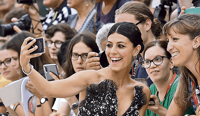 4. Popular. La actriz Alessandra Mastronardi en plena sesión de selfie.