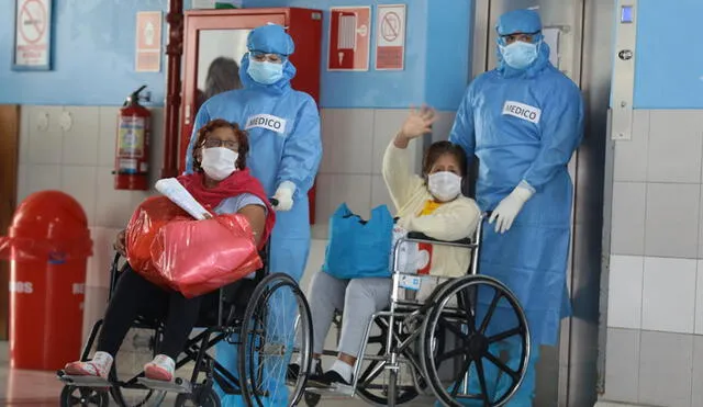 Dos mujeres salen del hospital San Isidro Labrador tras recibir el alta médica. Foto: EsSalud