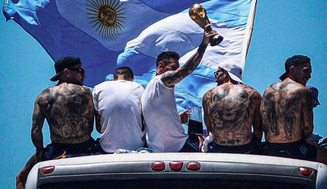 La selección argentina saludó a los millones de hinchas que colmaron las calles de Buenos Aires. Foto: Instagram/De Paul