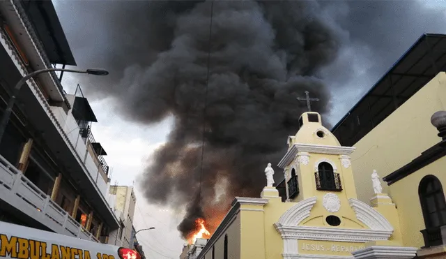 Incendio en Mesa Redonda: Bomberos y PNP informan que no hay heridos ni atrapados 