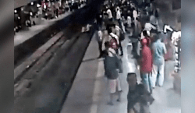Policía arriesga su vida para salvar a viajero en las vías de un tren a toda velocidad