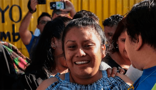 Evelyn Hernández después de ser liberada del Centro de Readaptación de Mujeres, en Ilopango, El Salvador. Créditos: AFP /Marvin Recinos