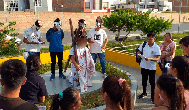 Adolescentes participan en vía crucis en Chiclayo