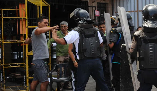 San Luis: ambulantes casi se enfrentan con policías tras desalojo [FOTOS]