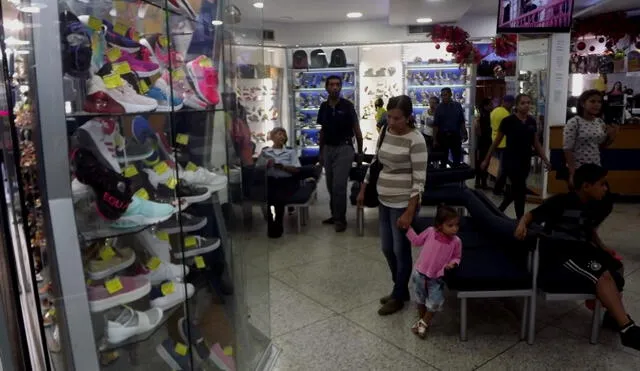 Venezolanos abarrotan centros comerciales a dos días para la Navidad a pesar de la crisis