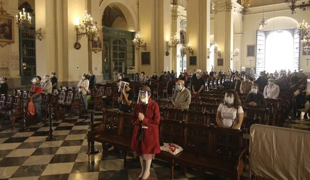 La catedral de Lima abre sus puertas para dar misa presencial. Foto: John Reyes/ La República.