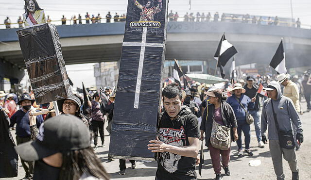SE SUMARON. Comerciantes del Avelino Cáceres marcharon con figuras que representaron ataúdes y banderas negras.