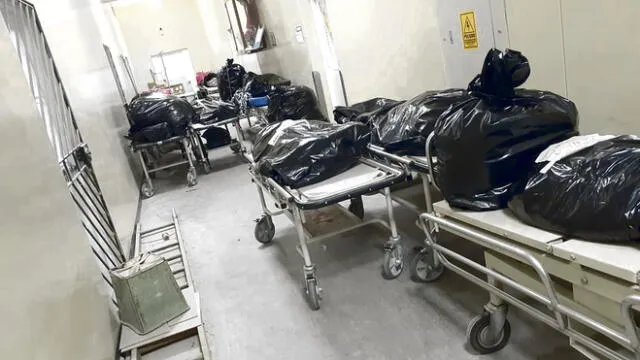evidencia. Cuerpos están amontonados en pasillo de área de patología en el sótano del hospital COVID Honorio Delgado.